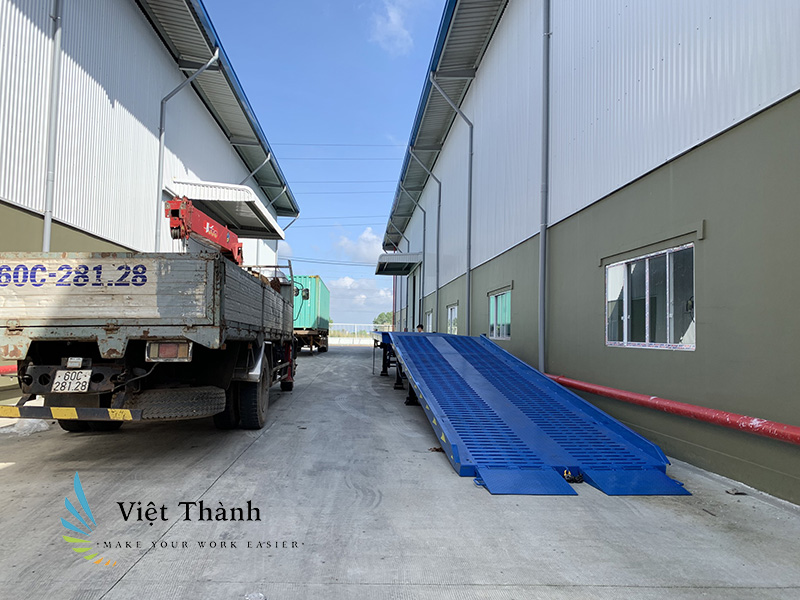 Bàn giao cầu dẫn xe nâng lên container tại Bàu Bàng - Bình Dương