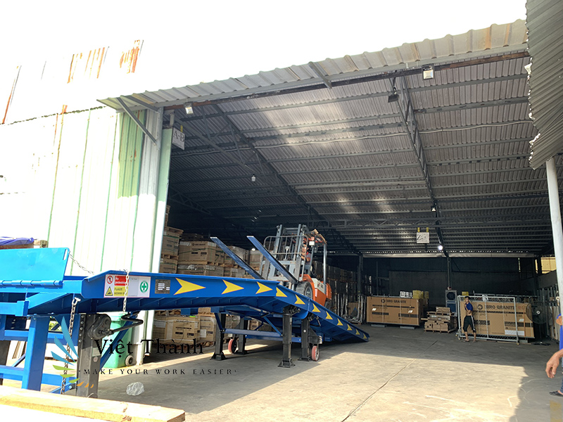 Bàn giao cầu dẫn xe nâng lên container tại Công ty TNHH Niro Ceramic